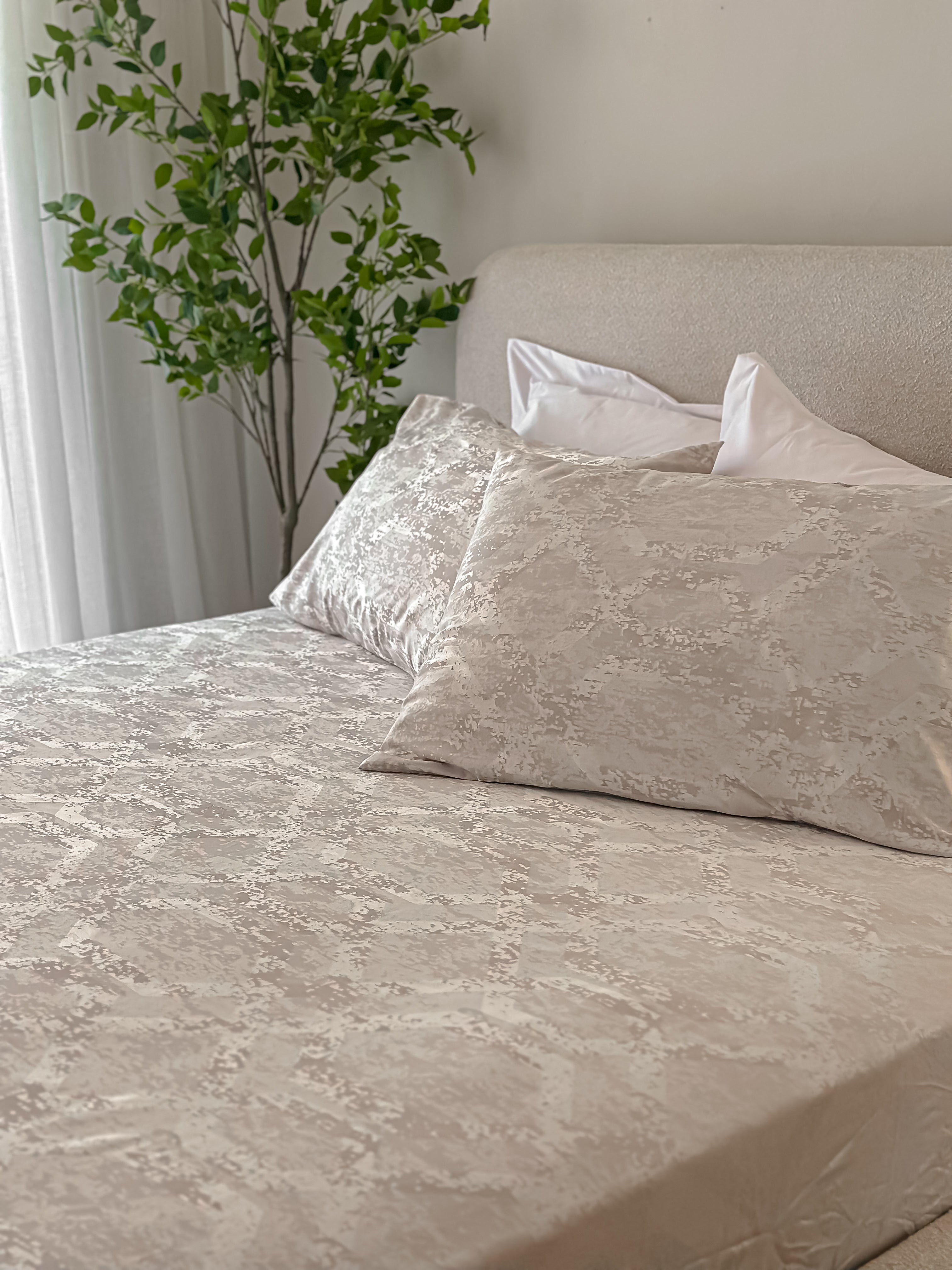 Minish Jacquard Fitted Bed Sheet Set