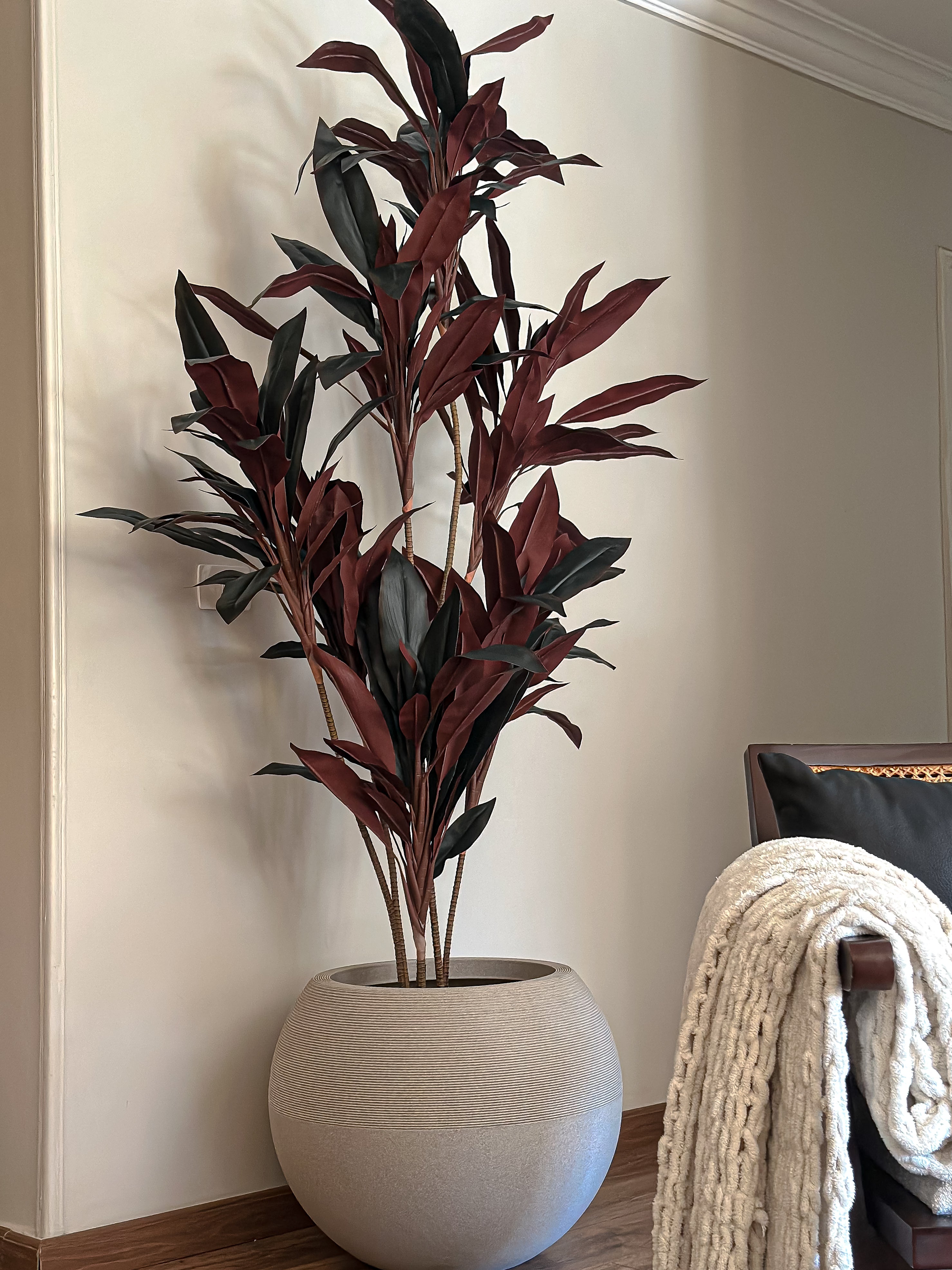 Rounded fiber glass plant pot