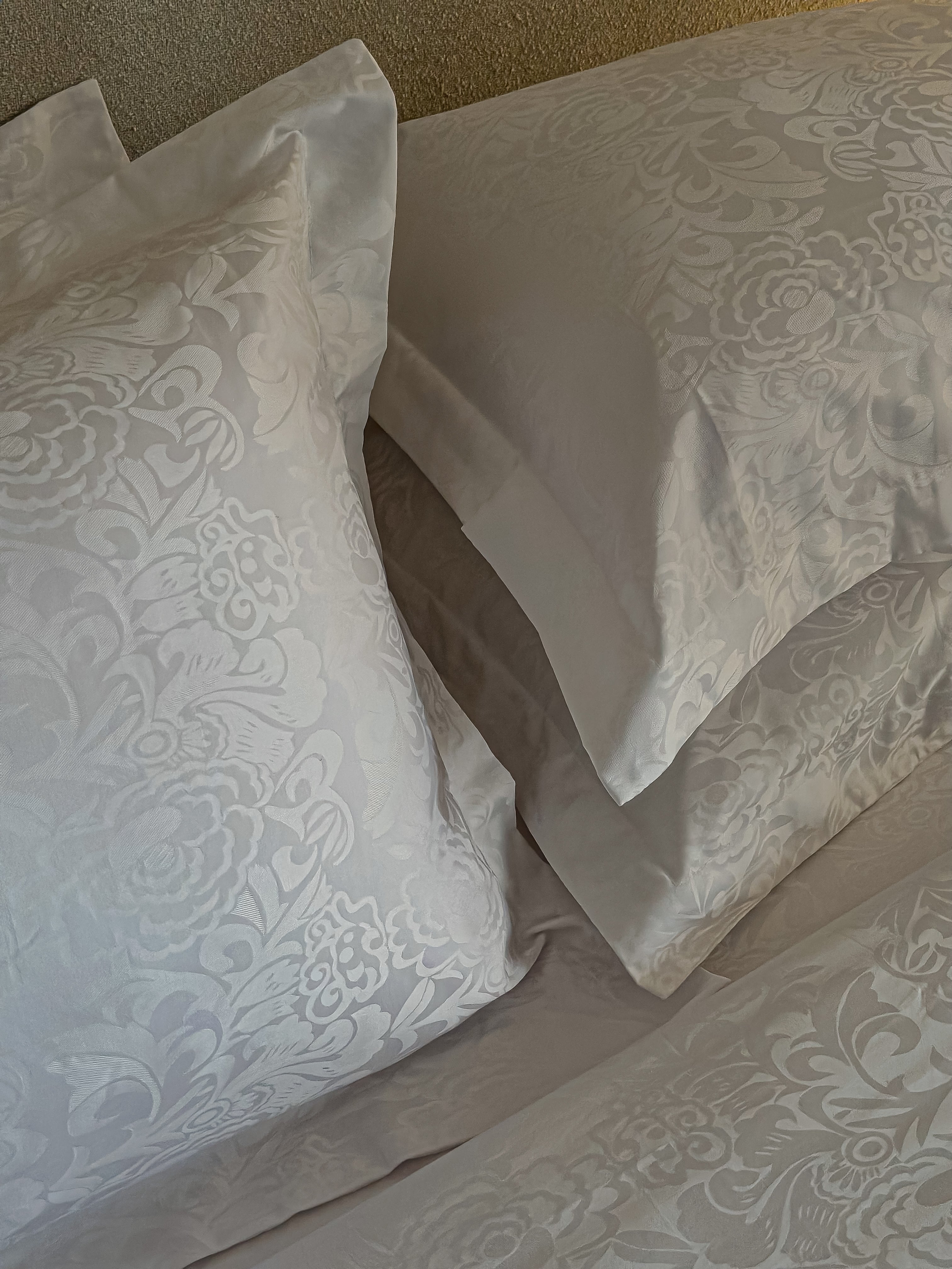 Floral jacquard bed set