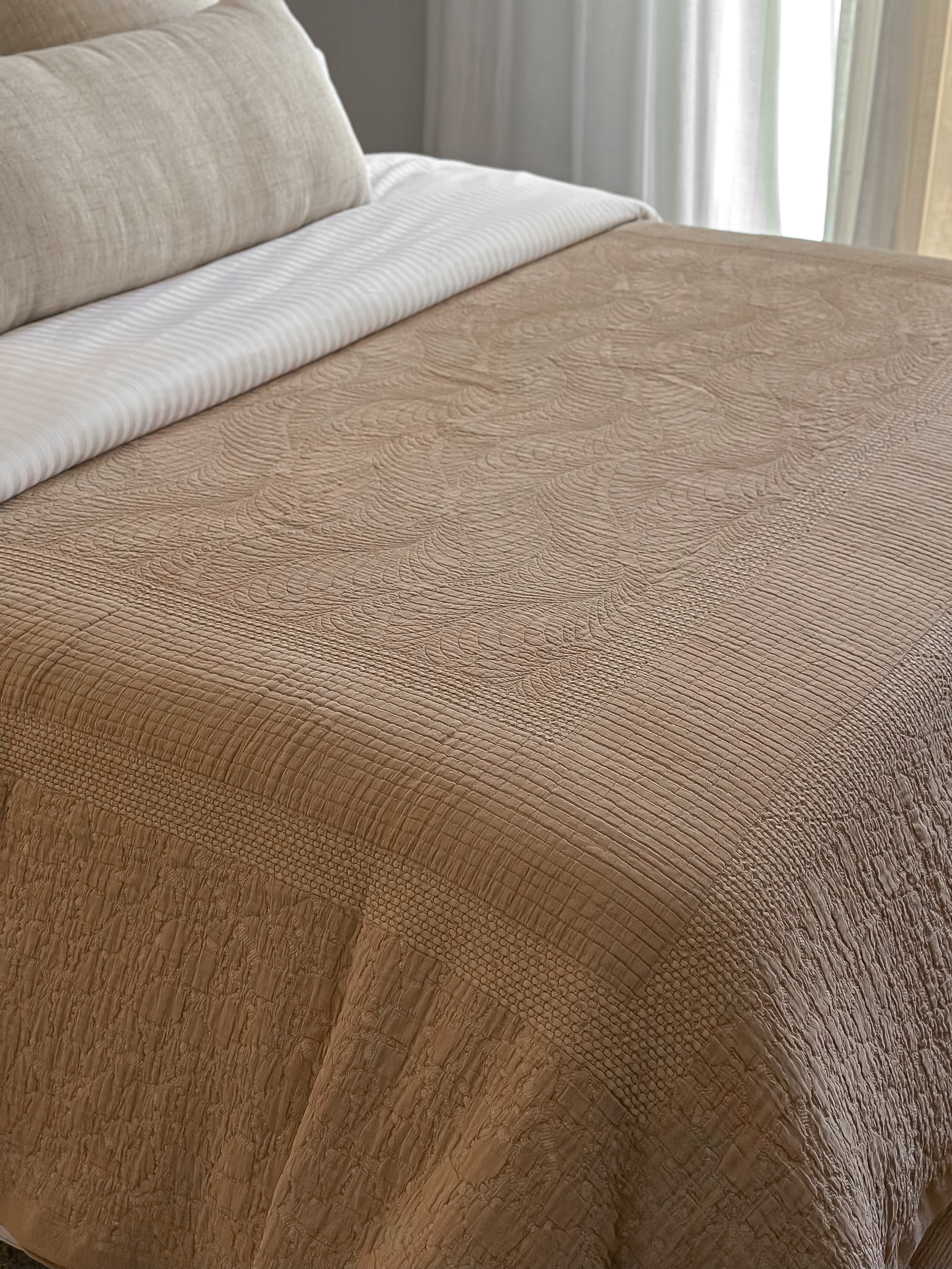 Bed Throw blanket - neutral cafe