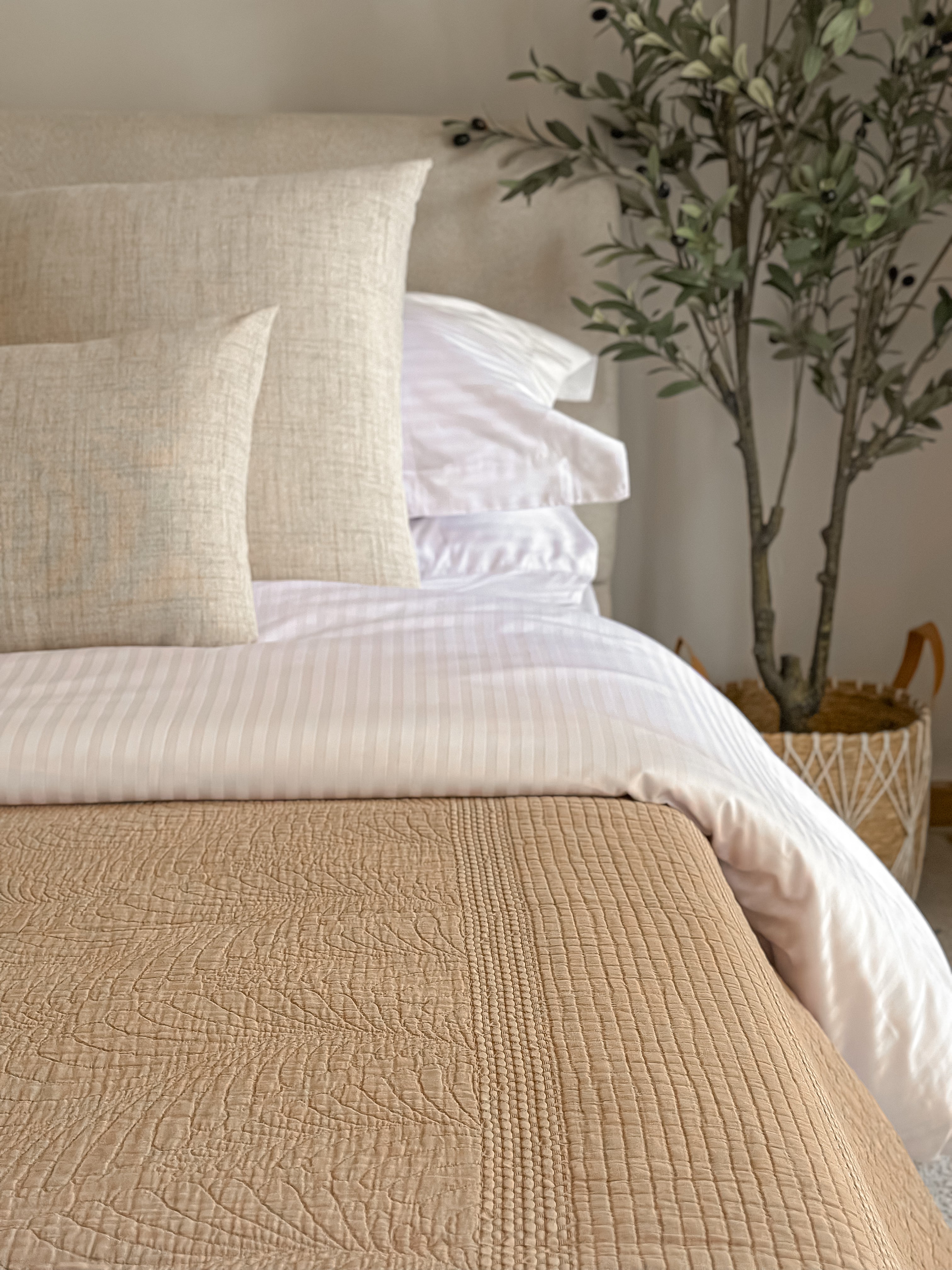 Bed Throw blanket - neutral cafe