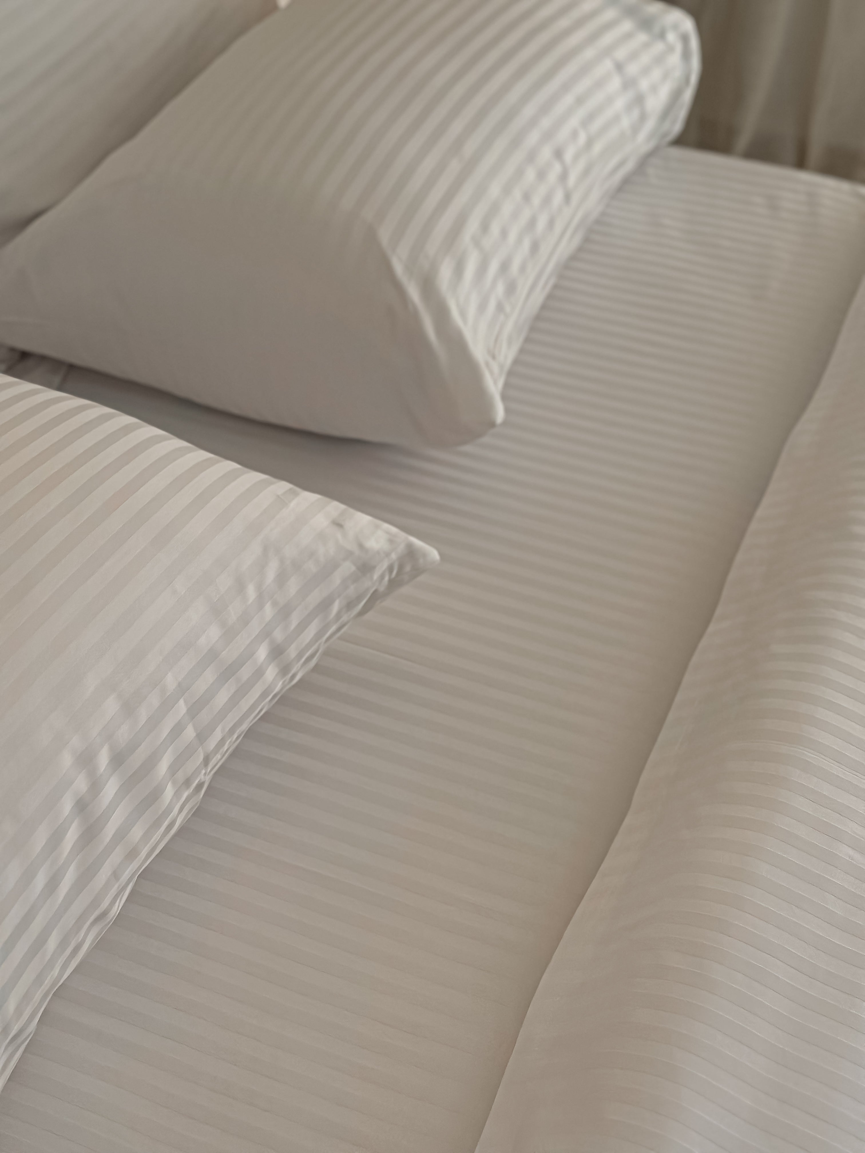 Deluxe Hotel Line - Flat Striped Sheet Set - white