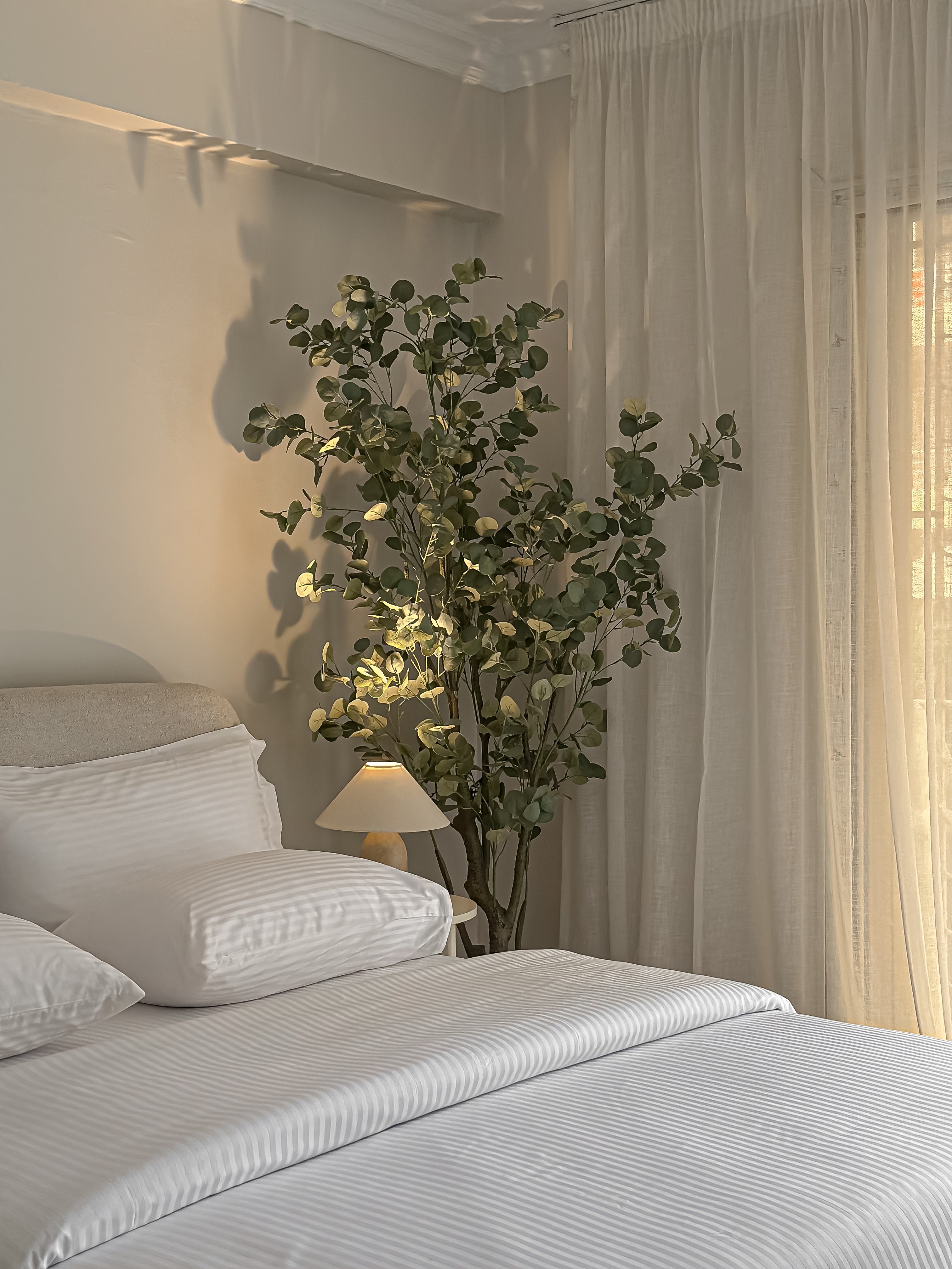 Deluxe Hotel Line Stripped Bed Set